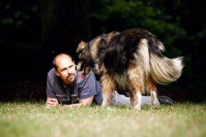 Gerd Schreiber kommuniziert mit einem Hund auf Augenhöhe.